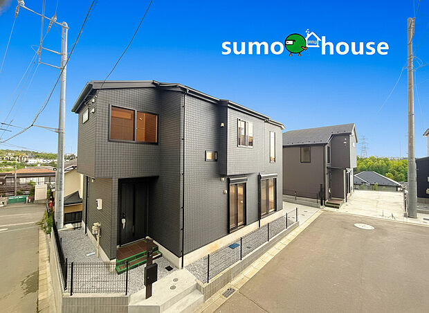 全23棟の統一感ある街並み。
TV番組で見るような美しい街並みが広がる、計画的に整備された大型分譲地。周囲は低層住宅が並ぶ閑静な住宅街で、落ち着いた暮らしが叶います。