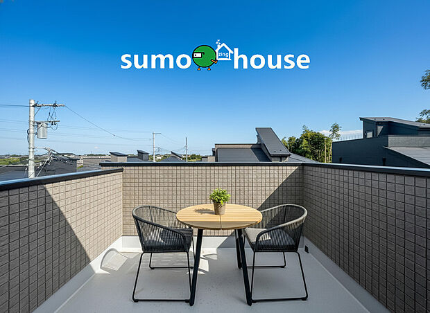 お洗濯物を干すだけのスペースではもったいない多用途にご利用いただける大型ルーフバルコニーです。天気の良い日にはテーブルとイスを並べて外でお食事なども楽しめ、ご家族憩いの場としてもご利用いただけます。