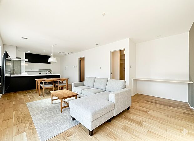 急行停車駅の「たまプラーザ」駅・「あざみ野」駅へ徒歩圏、四季の移ろいを感じる成熟した住宅街に佇む全7棟。ZEH相当の省エネ性能や美しい空間設計が、住まう人の感性に響く上質な暮らしを叶えてくれます。