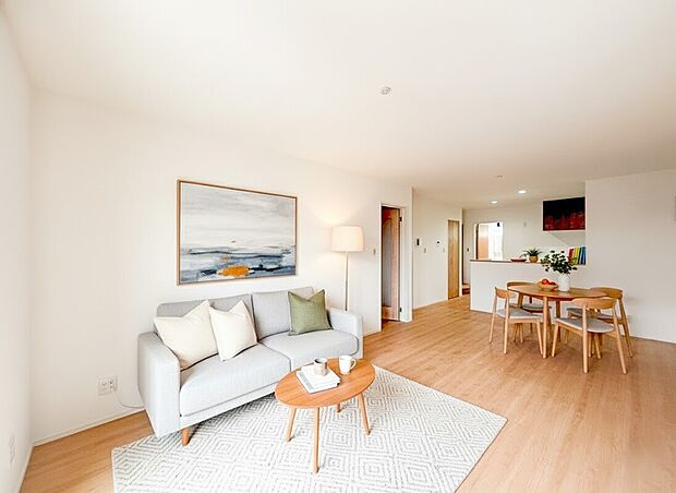 深く豊かな緑と爽快な青い空を感じる、まるで杜の中に暮らすような心地よさを存分に堪能いただける邸宅です。最高グレードの設備仕様が標準装備の新築住宅で快適で便利な生活をお送り頂ける一品です。