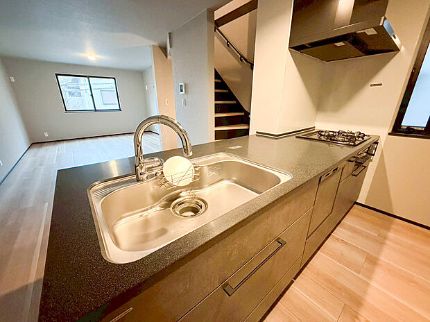 キッチンからリビング全体が見渡せるため、お料理中もお子様の様子を見守れて安心です。明るいフローリングと高いデザイン性が調和した、開放感あふれる住まいで新しい暮らしを始めませんか。