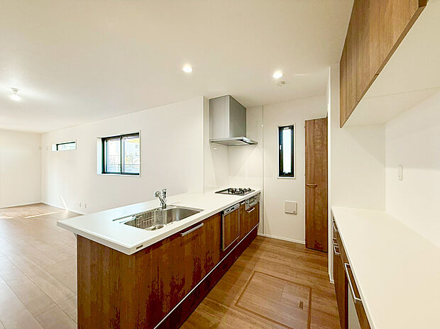 日々の家事をサポートする食洗機や、食材のストックに便利なパントリーも完備されています 。意匠性と実用性を兼ね備えた、暮らしの質を高める調理空間です。