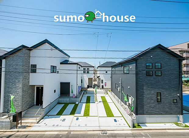 前面道路が広く開放的なため、各棟に豊かな陽光が降り注ぎ、明るく心地よい住空間を実現しています。並列駐車可能なカースペースには鮮やかな人工芝が施され、都会的な機能美と住みやすさを兼ね備えた邸宅。