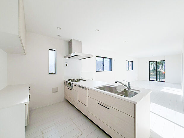 新しいキッチンは食事の支度が捗ります。お手伝いをしてくれるお子様と並びながら準備や片付けが出来るキッチンは、ご家族のコミュニケーションを育む場として活躍します。何気ない時間ですが、大切にしたいですね。