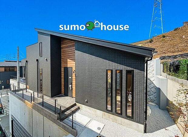 モダンで洗練された平屋の外観が誕生しました。シックなダークトーンの外壁に、玄関周りの温もりあるウッドアクセントが調和し、都会的でありながら安らぎを感じさせるデザインが魅力です。