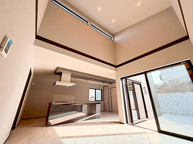 平屋ならではの勾配天井を活かした圧倒的な吹き抜け空間が、21.1帖の大空間LDKにさらなる開放感をもたらします 。高い位置に配された窓から柔らかな光が降り注ぎ、室内を明るく爽やかな空気で満たします。