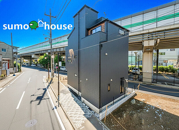 直線的なフォルムと木目調のアクセントが調和し、都会的でありながら温かみを感じさせる佇まいを演出。上部には開放感あふれるスカイバルコニーを備え、プライバシーを守りつつ空を身近に感じる暮らしを実現します。