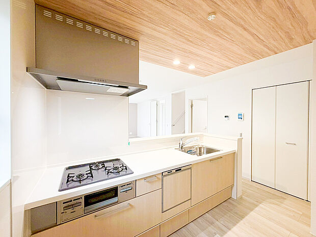 毎日使うキッチンがきれいだとお料理も楽しくなります。収納たっぷりなので調理器具や調味料も出し入れしやすいですね。お子様と一緒にお料理もできます。