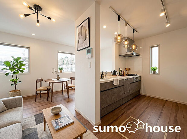 グレーの石目調デザインがスタイリッシュなシステムキッチンは、リビングを見渡せるオープンな設計が魅力です。後片付けをサポートする食洗機が日々の家事をより快適に。(家具等はCGです)