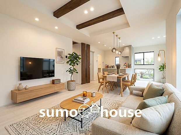 家族が集まるリビングはゆとりの18帖を確保 。折り上げ天井に化粧梁を施した開放的なデザインが、日常を格上げします 。明るい陽光が差し込む、写真通りの心地よい空間をぜひ現地で。(家具等はCGです)