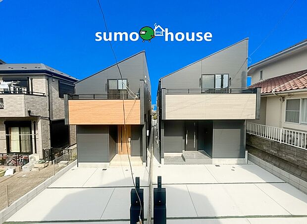 【類似外観同仕様】施工例の為、分譲中の建物とは外壁、屋根開口部等の形状・仕様が異なります。
深く豊かな緑と爽快な青い空を感じる、まるで杜の中に暮らすような心地よさを存分に堪能いただける邸宅です。