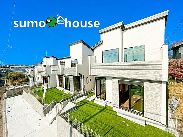 【青空に映えるスタイリッシュな外観】白を基調とし、アクセントカラーが効いたモダンな外観デザイン。前面道路からのセットバックもあり、ゆったりとしたアプローチが住む人を迎えます。