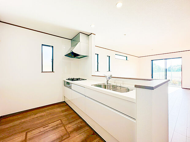 【家族と会話が弾む対面式キッチン】リビングを見渡せるオープンなカウンターキッチン。お料理やお皿洗いをしながらでも、テレビを見たり、お子様の宿題を見守ったりできます。