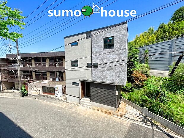 グレーとブラックのコントラストが美しい、モダンな外観デザインが目を引きます。スクエアを基調としたスタイリッシュなフォルムはまさに都市型レジデンスの象徴。周囲の緑と調和し住む喜びを感じさせてくれる一棟。