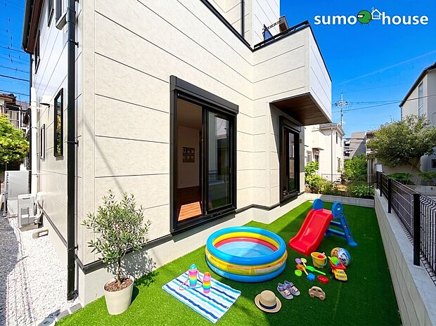 閑静な住宅街の街並みに調和する落ち着いたトーンの外壁デザイン。美しい佇まいです。リビングから繋がるお庭には鮮やかな人工芝を敷設し、バーベキューやお子様の遊び場として大活躍します！(家具等はCGです)