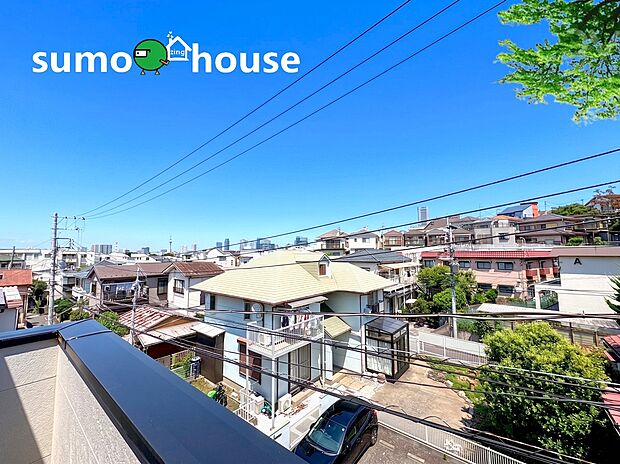 開放感あふれるバルコニーからは、横浜のシンボルであるみなとみらいの美しい街並みを一望できます。爽快な青空が広がる日中はもちろん、贅沢な夜景をプライベートな空間から静かに堪能できる特等席です。
