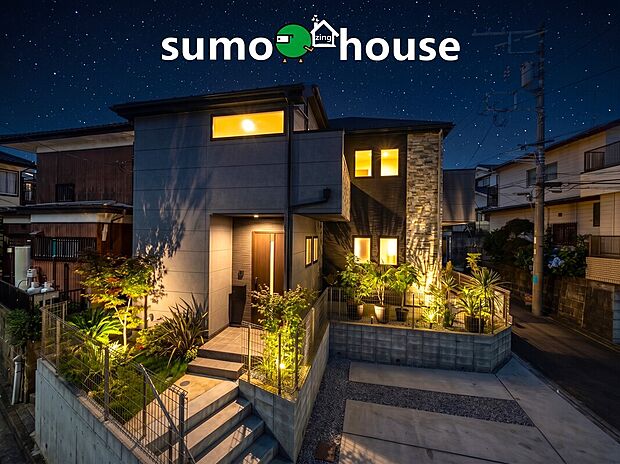 建物の外観はダークトーンの外壁を基調としながら石目調のアクセントを取り入れた、重厚感とスタイリッシュさを兼ね備えたモダンなデザインです。周囲の閑静な住宅街の街並みにも美しく調和する洗練された邸宅です。