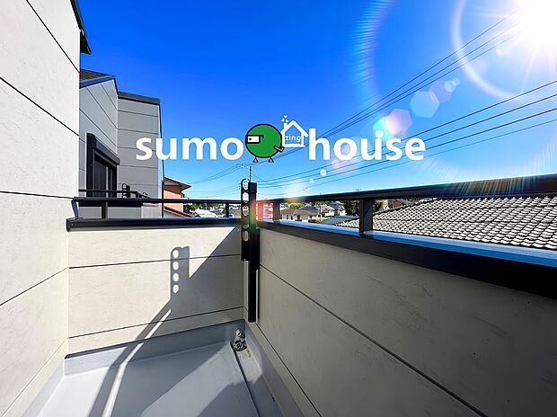 周りに視界を大きく遮るような高い建物がないため、バルコニーからの見晴らしはとても開放的です。深呼吸をしたくなるような気持ちの良い青空を眺めるだけで気分がリフレッシュしますね。