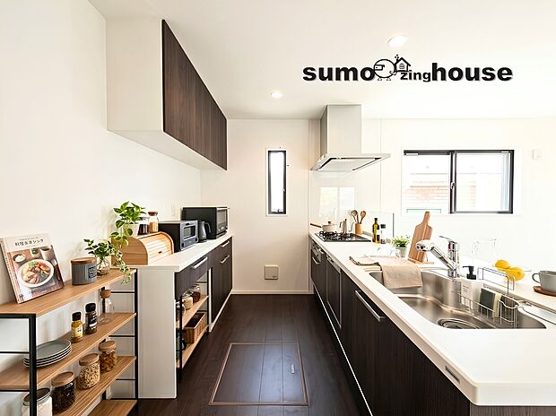 システムキッチンと同色の落ち着いたカップボードが設置され、食器や家電の配置に困りません。統一感のある美しい見た目と高い収納力を兼ね備え、快適にお料理作業をおこなえます。(家具等はCGです)