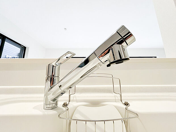 【浄水器】キッチンには浄水器を標準装備。最近は水を飲むという場面以外にも料理で使用したり、野菜を洗う場合もキレイな水で洗いたいという人が増えてきています！赤ちゃんのミルク用としても重宝いただけます。