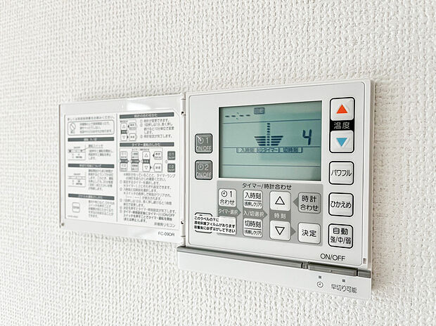 【床暖房】空気もクリーンでご家族に優しい床暖房付。足元からポカポカ温めるので空気を乾燥させることがなく、小さなお子様やお肌を気にする女性にもピッタリ。暖かな部屋に自然と集まるので、団らんの時間が増えますね！