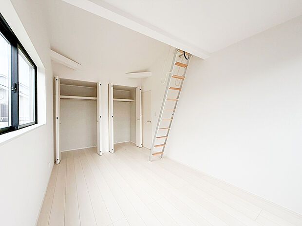 【ロフト収納】勾配天井を生かしたロフト収納スペースを完備。季節用品や捨てられないご家族の思い出もしっかりとおしまい頂けます。居室空間を邪魔しないスペースですので、多趣味で荷物の多いご家族にも嬉しい収納です。
