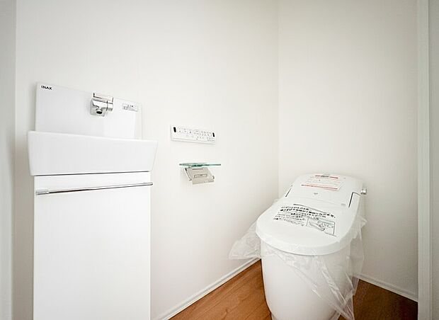 【ウォシュレットトイレ】洗浄機能付き便座を標準装備。冬の寒い時期には暖房機能も活躍。快適にご利用いただけます。