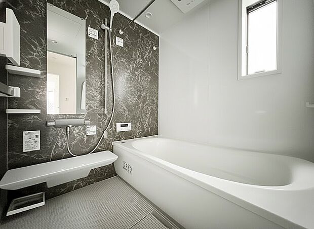 【ユニットバス】ユニットバスはゆったりとくつろげる1坪タイプ。足までしっかりと伸ばせる浴槽は、心身ともにしっかりと疲れを癒してくれます。お子様とも一緒に浸かれ、ご家族みんなで一緒にバスタイムを楽しめますね♪