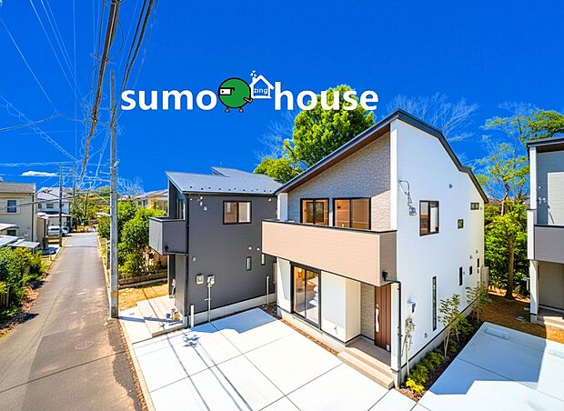 【洗練されたデザイン】並列２台駐車可能なカースペース（車種によります）。セカンドカー用として、自転車置き場や物置場として、お子様の遊ぶスペースとして、ゆとりある敷地だからこそ可能な多用途にご利用いただけるスペースです。