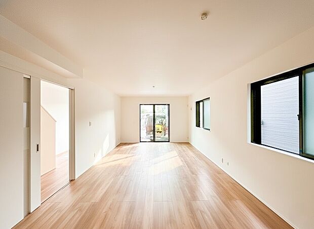 【リビング】南に大きく面した掃出し窓から光が降りそそぐ開放的なリビング。大きな窓からは、太陽のやわらかな光はもちろん、年中爽やかな風が吹き抜けます。自然の恵みが、快適で心地の良い空間を演出してくれますね。