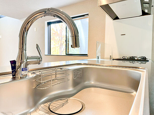 【浄水器】キッチンには浄水器を標準装備。最近は水を飲むという場面以外にも料理で使用したり、野菜を洗う場合もキレイな水で洗いたいという人が増えてきています！赤ちゃんのミルク用としても重宝いただけます。