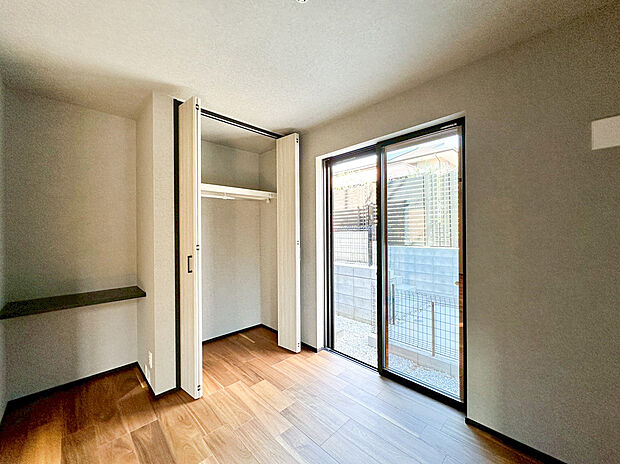 【居室収納】全居室には大型の収納クローゼットを完備！普段使いのお洋服や小物はもちろん、季節物のお洋服などもしっかりと整理整頓おしまい頂けます。居室空間をより広く隅々までお使いいただけますね。