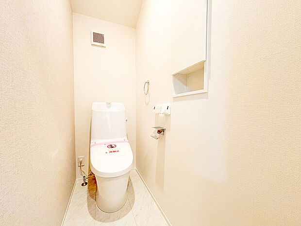 【ウォシュレットトイレ】洗浄機能付き便座を標準装備。冬の寒い時期には暖房機能も活躍。快適にご利用いただけます。