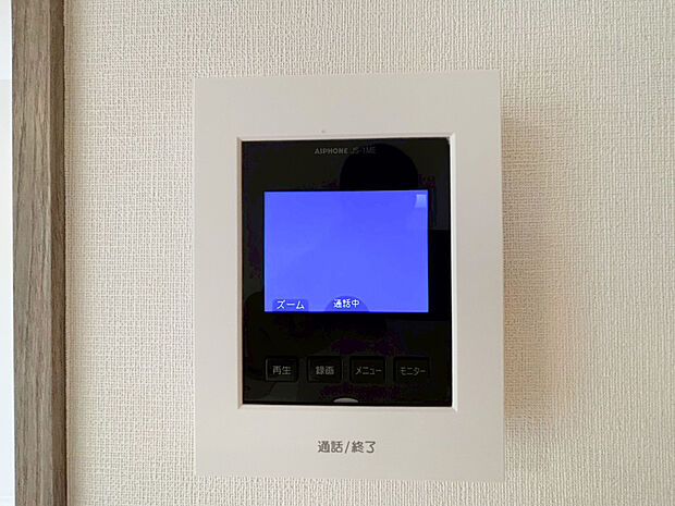 【TVモニター付きインターフォン】ＴＶモニタ付インターホンでセキュリティ面にも配慮。来客を確認できるだけでなく、録画機能で留守中の来訪者の確認ができます！学校から帰ったお子様のお留守番にも安心なセキュリティ設備ですね。