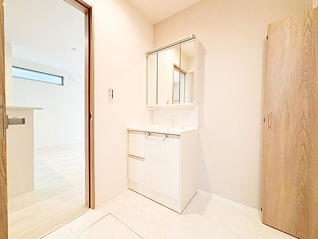 【洗面化粧台】たっぷりの大型収納を設けたシャワー付き洗面台で快適な暮らしを。収納力と機能性に優れたお手入れラクラクのゆったりとした洗面台で、朝の忙しい時間でも身支度準備がスムーズに出来そうですね。