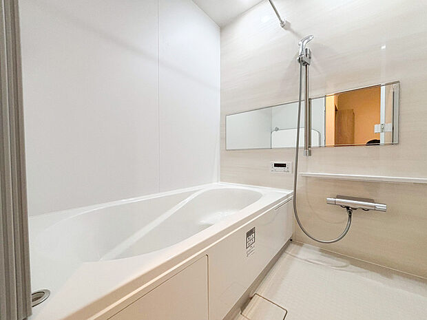 【ユニットバス】ゆったり入れる一坪バス。足を伸ばして入れるサイズは一日の疲れを癒すのに嬉しい広さですね。またお子様と一緒の入浴も充分な広さです。追い焚き機能や保温機能付きで快適なバスタイムをお楽しみください。