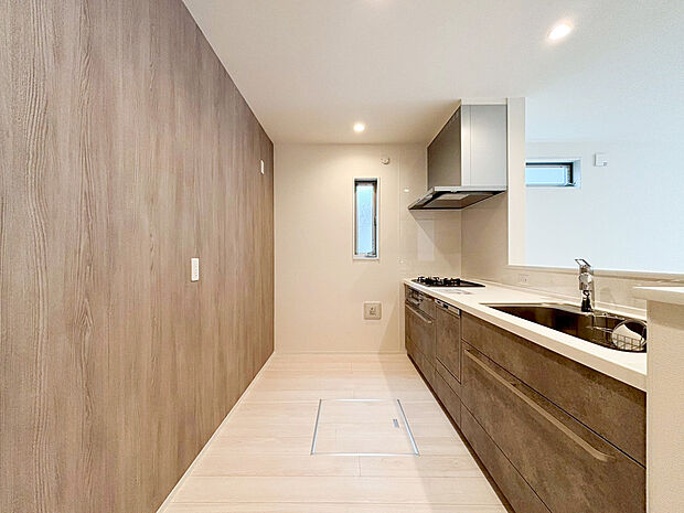 【キッチン】リビングで遊ぶお子様を見守りながらお料理が出来る対面式カウンターキッチンは、料理をしながらでもご家族との会話を楽しめます！大切なご家族をいつも身近に感じられ、毎日のお料理も楽しくなりますね！