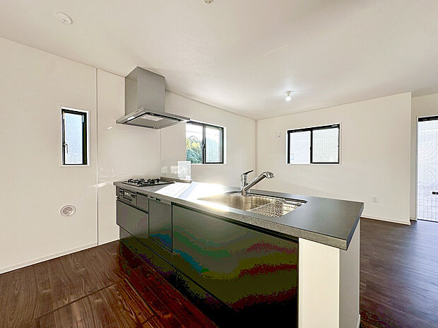 【キッチン】リビングで遊ぶお子様を見守りながらお料理が出来る対面式カウンターキッチンは、料理をしながらでもご家族との会話を楽しめます！大切なご家族をいつも身近に感じられ、毎日のお料理も楽しくなりますね！