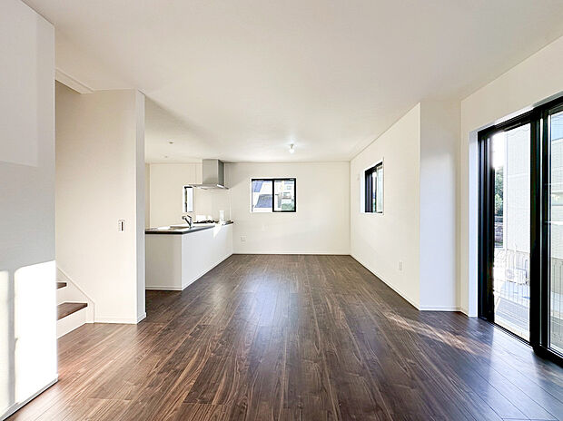 【床暖房】空気もクリーンでご家族に優しい床暖房付。足元からポカポカ温めるので空気を乾燥させることがなく、小さなお子様やお肌を気にする女性にもピッタリ。暖かな部屋に自然と集まるので、団らんの時間が増えますね！