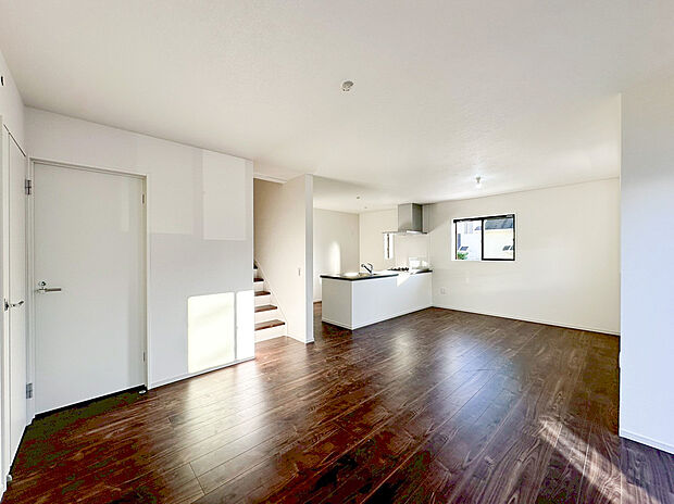 【リビング】空気もクリーンでご家族に優しい床暖房付。足元からポカポカ温めるので空気を乾燥させることがなく、小さなお子様やお肌を気にする女性にもピッタリ。暖かな部屋に自然と集まるので、団らんの時間が増えますね！