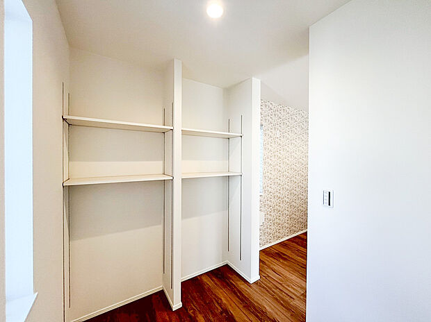 【パントリー収納】キッチン横にはパントリースペースを完備。食べ盛りのお子様がいるご家庭や平日共働きで忙しくなかなか何度も買い物に行けないママにとって非常に便利な収納スペースです。あったらいいなが標準装備の家です。