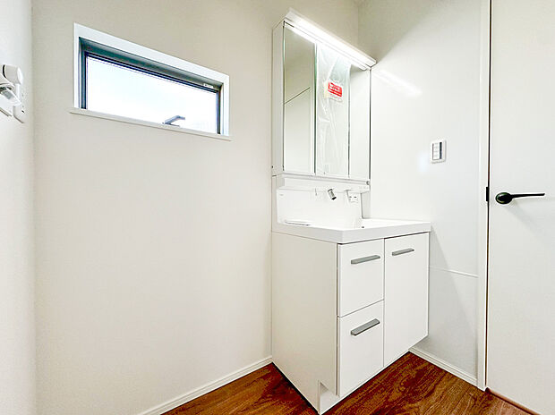 【洗面化粧台】たっぷりの大型収納を設けたシャワー付き洗面台で快適な暮らしを。収納力と機能性に優れたお手入れラクラクのゆったりとした洗面台で、朝の忙しい時間でも身支度準備がスムーズに出来そうですね。