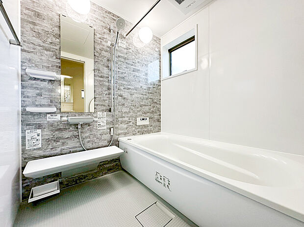 【ユニットバス】ユニットバスはゆったりとくつろげる1坪タイプ。足までしっかりと伸ばせる浴槽は、心身ともにしっかりと疲れを癒してくれます。お子様とも一緒に浸かれ、ご家族みんなで一緒にバスタイムを楽しめますね♪