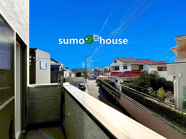 【落ち着いた住環境】お布団やシーツもまとめて干せます。広いバルコニーからたっぷりの光をうけたお布団やシーツから太陽の匂いが感じられます。1日のおわりに嬉しいですね。