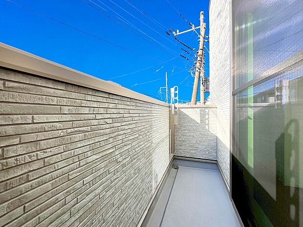 【落ち着いた住環境】外に大きく面したバルコニーは、たっぷりの陽光と開放感をもたらし、洗濯物がよく乾くだけでなく、朝のコーヒータイムや夕暮れのひとときに、空と街並みを眺めながら心をほどく贅沢な時間を演出します。