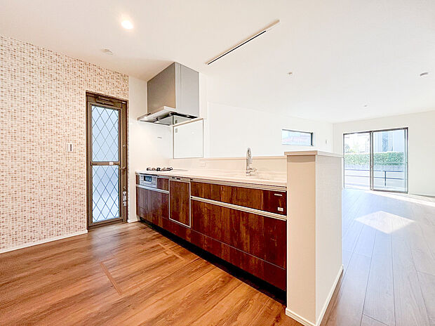 【キッチン】毎日使うキッチンがきれいだとお料理も楽しくなります。収納たっぷりなので調理器具や調味料も出し入れしやすいですね。お子様と一緒にお料理もできます。