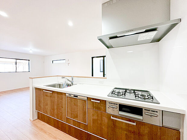 【キッチン】キッチン横にも窓があり、明るく開放的な空間で、お料理中も快適。ダイニングテーブルを置いてもゆとりがあり、ご家族みんなでくつろげる理想的な団らんスペースです。