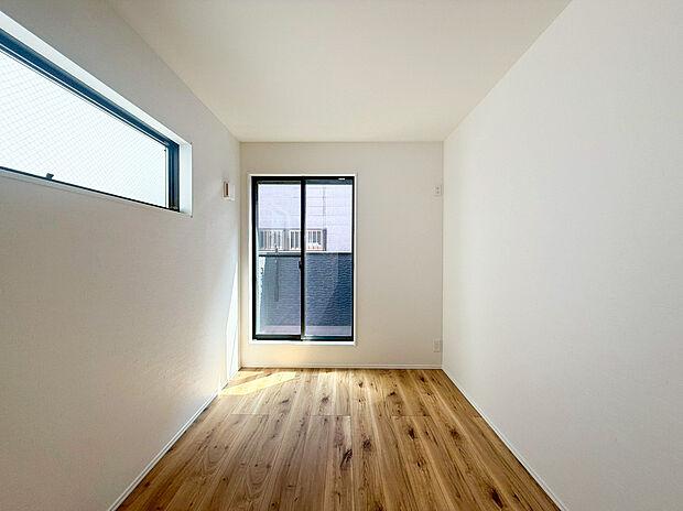 【居室】家族の成長に寄り添う、ゆとりある居室空間。子ども部屋としてはもちろん、学びや遊びの場としても活躍し、年齢に応じて柔軟に使える設計が魅力です。窓から差し込む自然光が、毎日の暮らしに優しい彩りを添えます。