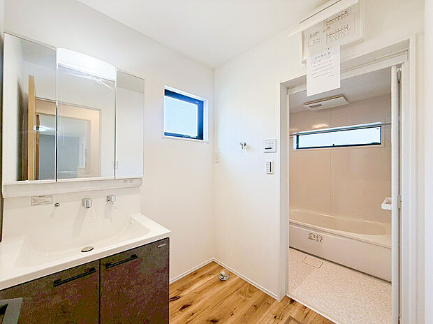 【洗面化粧台】たっぷりの大型収納を設けたシャワー付き洗面台で快適な暮らしを。収納力と機能性に優れたお手入れラクラクのゆったりとした洗面台で、朝の忙しい時間でも身支度準備がスムーズに出来そうですね。