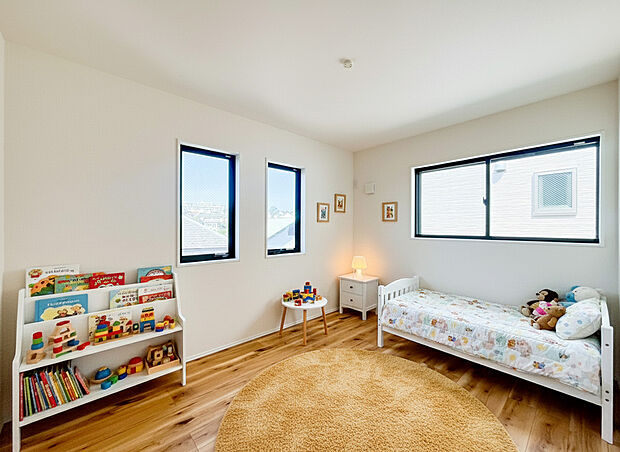 【居室】光が取り込みやすい2面採光の居室。日当たり良好です。しっかりとした大きさのクローゼットを完備し、収納スペースも十分。初めてのお子様にとっての「自分の部屋」。学習デスクやベッドの配置もラクラクです。
